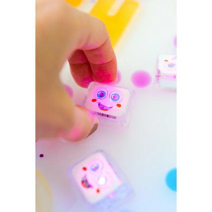 Glo Pals Senzorické svítící kostky do vody Party Pal - Obrázek 2