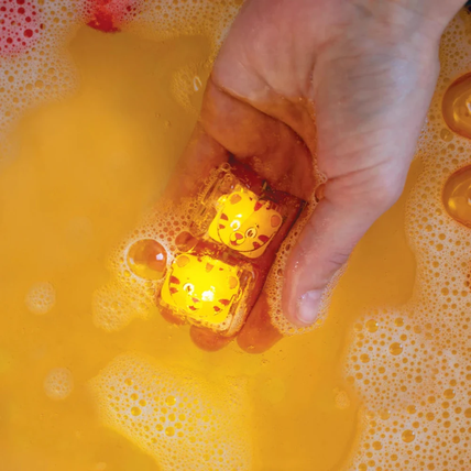 Glo Pals Senzorické svítící kostky do vody Daniel Tiger - Obrázek 2